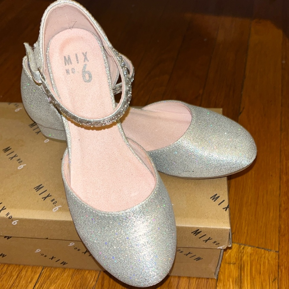 Sparkly cute kids silver shoes size 2. Excellent condition.